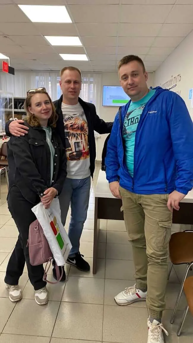 Алексей Якубов с клиентами после сделки